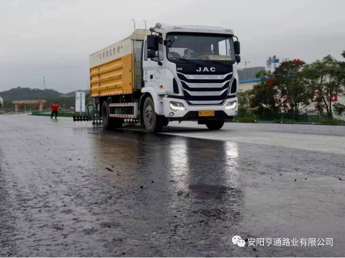 祝賀我司深汕西項目透層、封層試驗段圓 滿成功